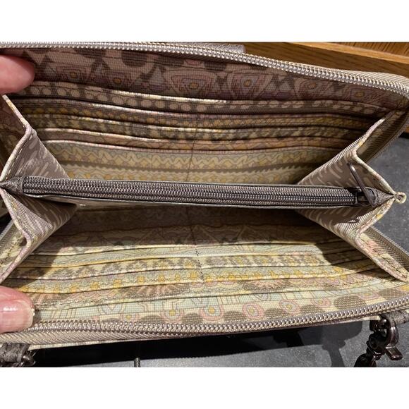 Sakroots Crossbody Wallet Women’s Pasta Gray Aztec - Picture 3 of 7